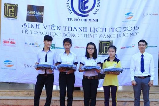 Đoàn “Sinh viên Thanh lịch ITC” trao học bổng và giao lưu cùng trường THPT Hoà Bình