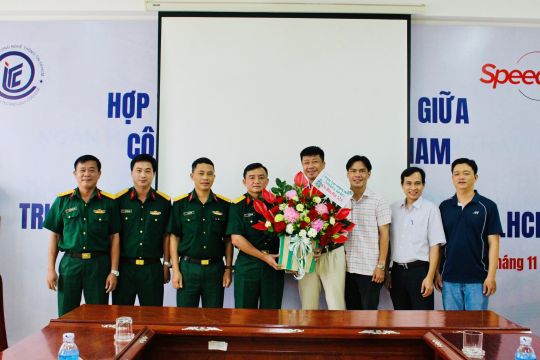Nhân ngày Nhà giáo Việt Nam 20/11 Trường Quân sự Quân đoàn 4 và Công ty YOOT đến tặng hoa chúc mừng Ban Giám hiệu Nhà Trường.